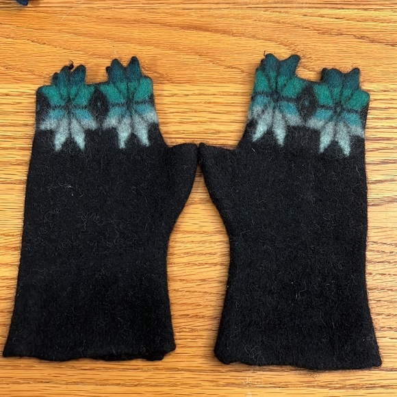 Felted Fine Wool Fingerless Mitten and Choker Set Winterwear SES Design - Picture 3 of 4